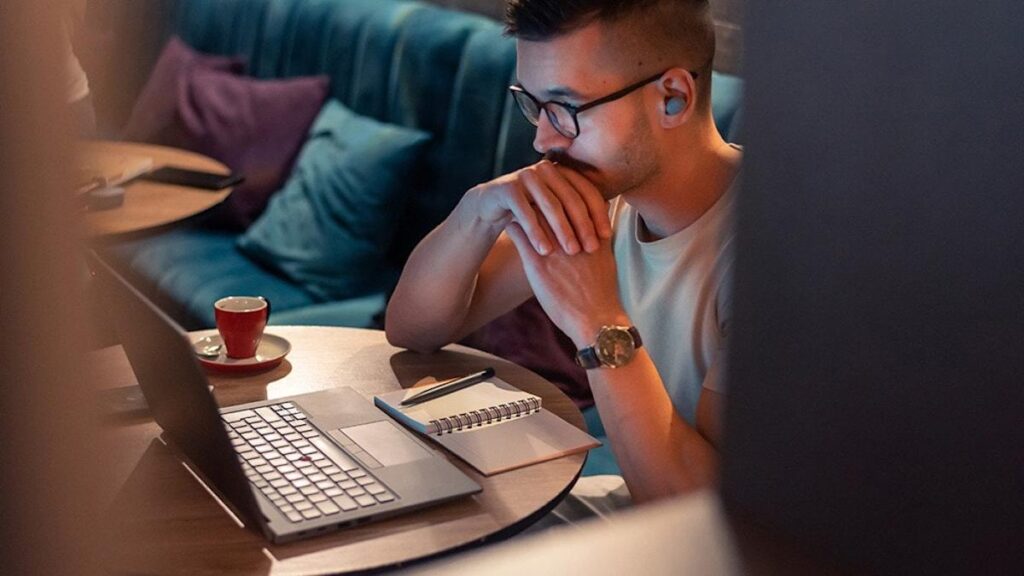 How to generate passive income by selling digital products and growing your online audience
