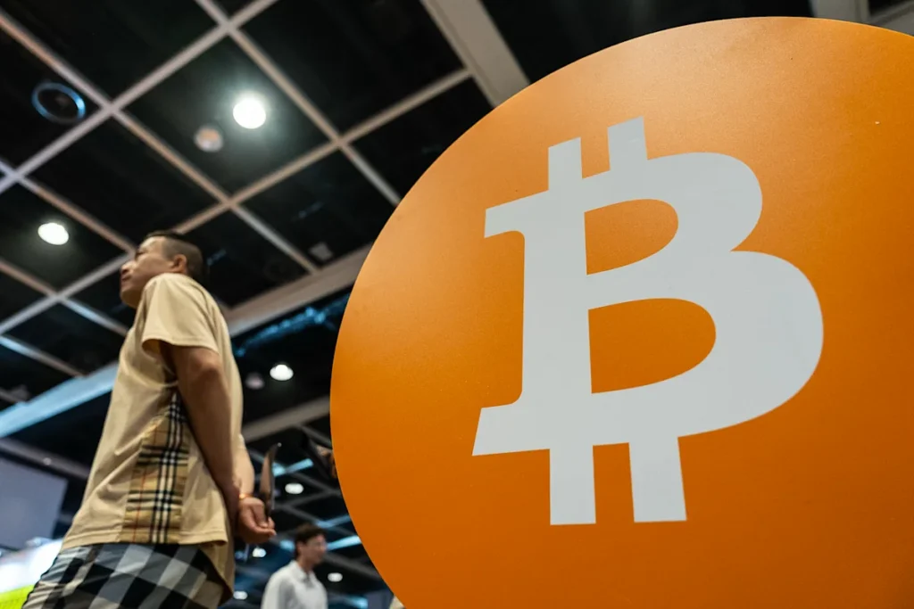 Bitcoin extends losses to the $76,000 level, hitting 2-week low