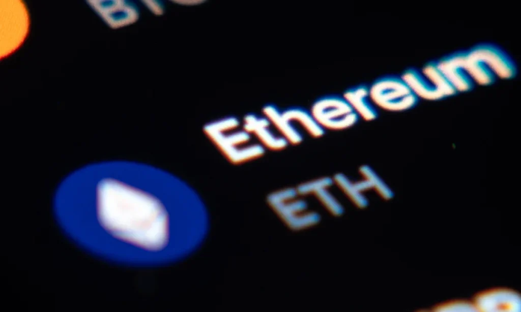 Arthur Hayes Sells Ethereum at a Loss as Whales Keep Buying Near Support