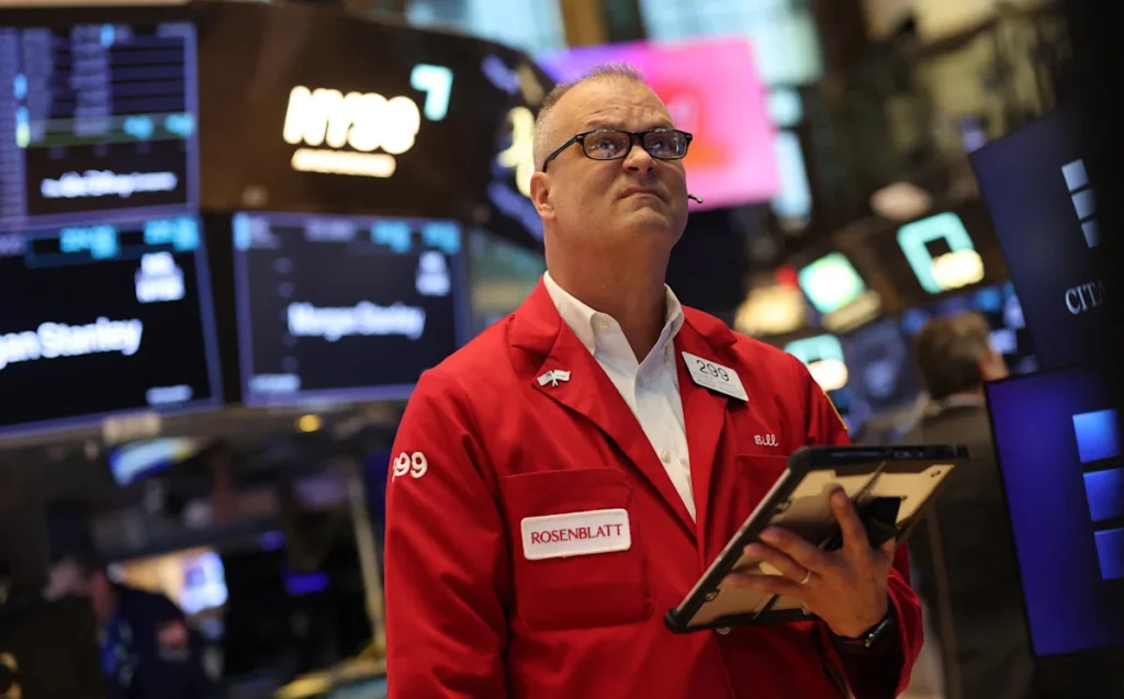 Dow, S&P 500, Nasdaq rise as semiconductor stocks trim losses